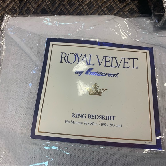 King size bed skirt and 2 shams - Picture 9 of 10